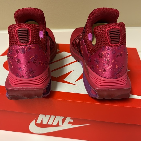Nike Women's Red Shox Gravity - Picture 4 of 8